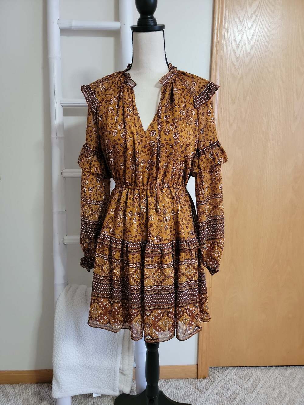 House of Harlow 1960 NWT Ruched Tiered Dress Sz XS Gold Chiffon Boho Floral